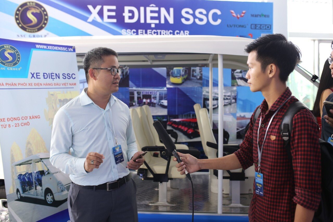 Đại diện SSC trao đổi với phóng viên tác nghiệp Đại diện SSC trao đổi với phóng viên tác nghiệp